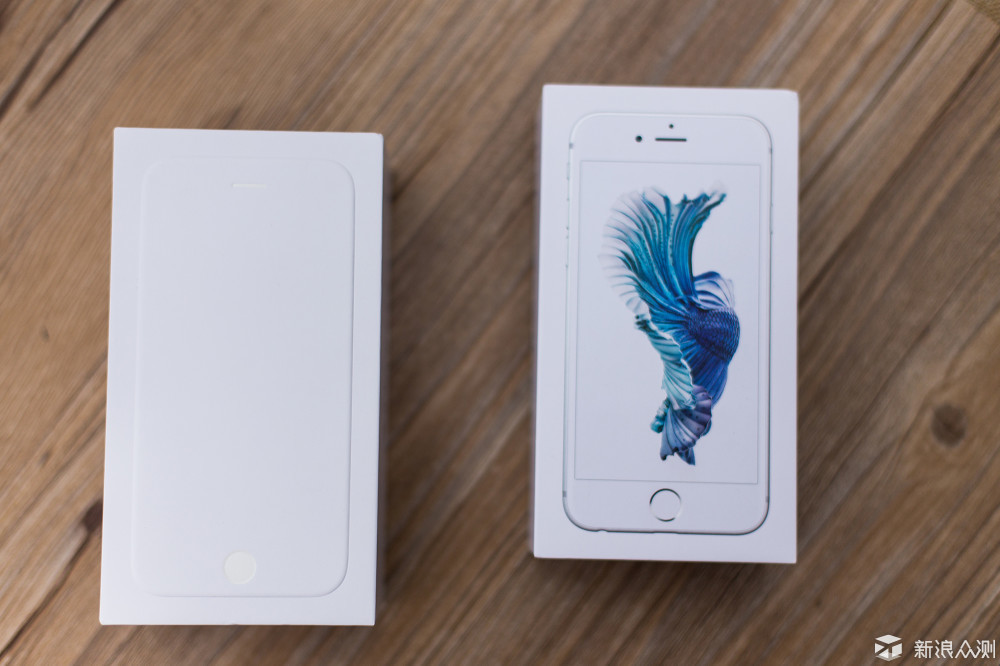 iphone 6包装盒(左),iphone 6s包装盒(右)