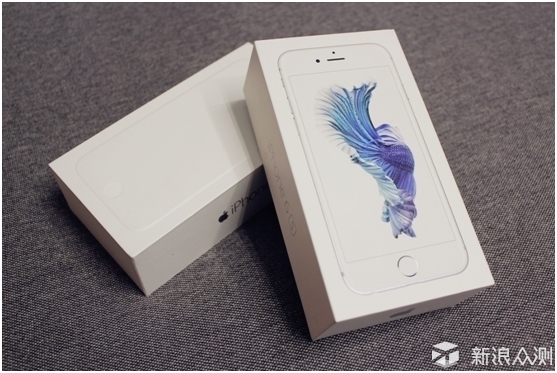 6在数代iphone里面算是异类了,把本一直印刷在包装盒头尾两侧的苹果