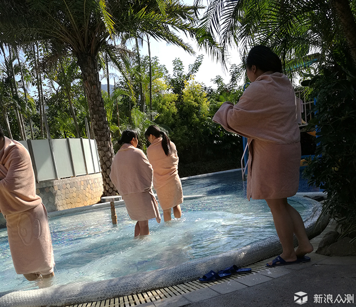 女士们开始进场了
