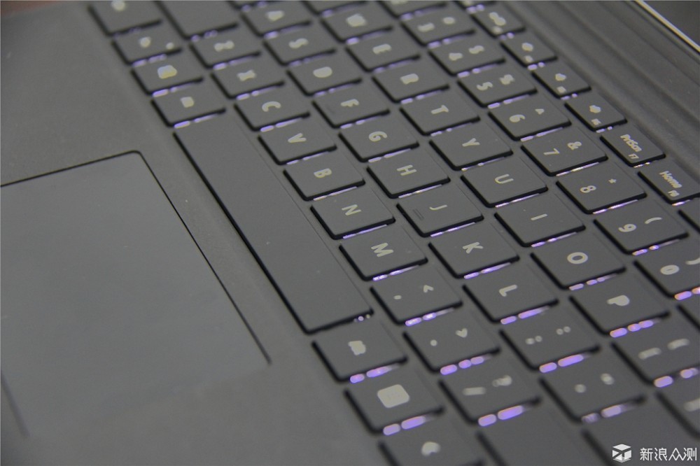 surface pro 4既然可作为笔记本,那么其周边配件也会配备,比如键盘