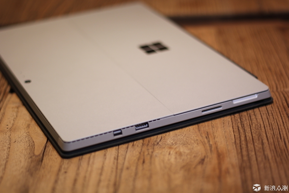 在接口方面,surface pro 4机身左侧顶部仅仅配备了3.