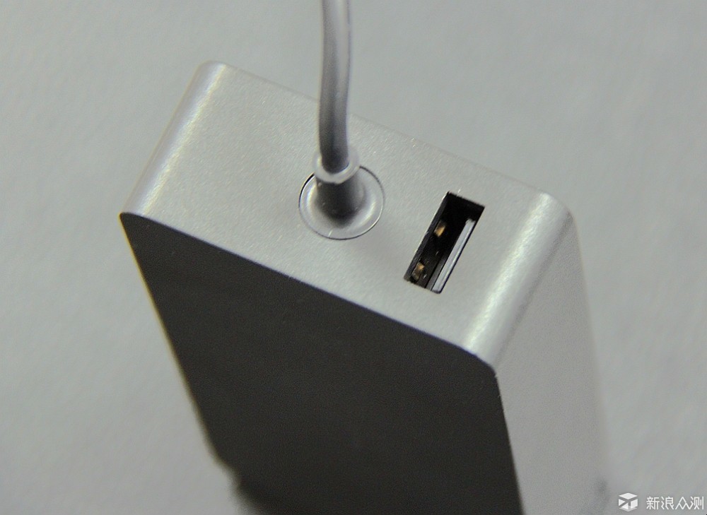 用它也就够了;surface pro 4依然采用充电口为磁吸式的接口,放入后