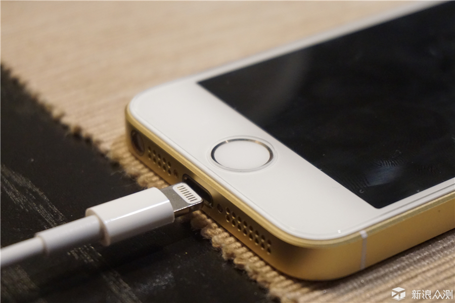 数据线可以支持图像数据传输,这就是lightning俗称"闪电"的另一个优势