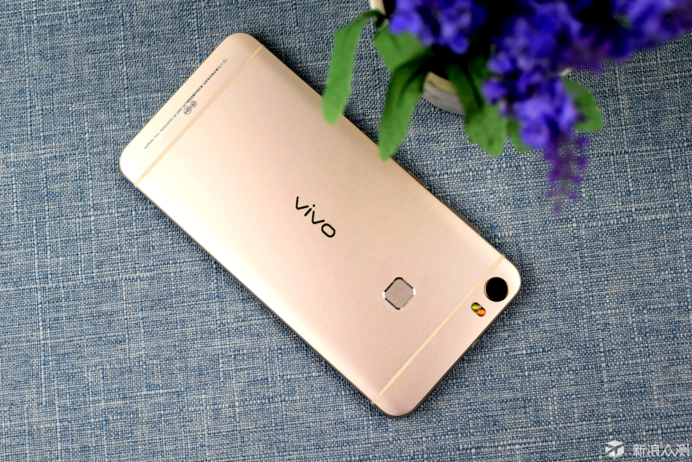 外观:曲面屏确实惊艳xplay5的配件很有诚意,不仅贴