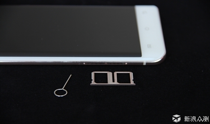 xplay5采用双nano卡槽设计,双卡均支持全网通.