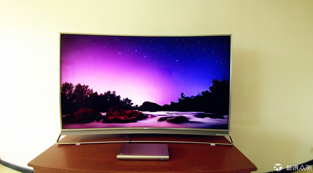 好好的电视说弯就弯海信uled曲面电视体验