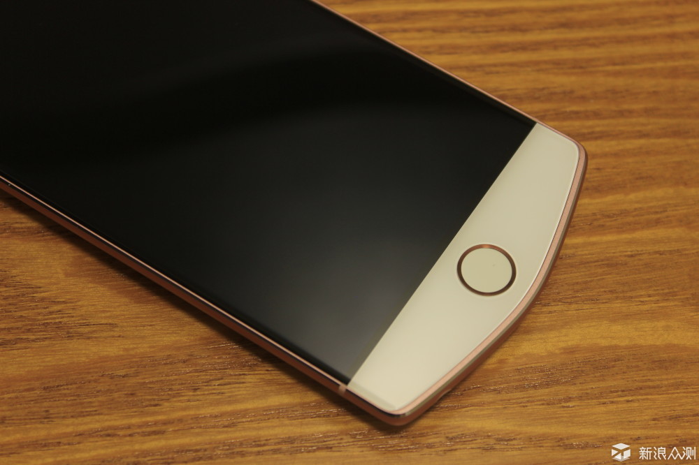 67美图m6手机正下方分布着圆形home键,和苹果手机看起来非常相似.