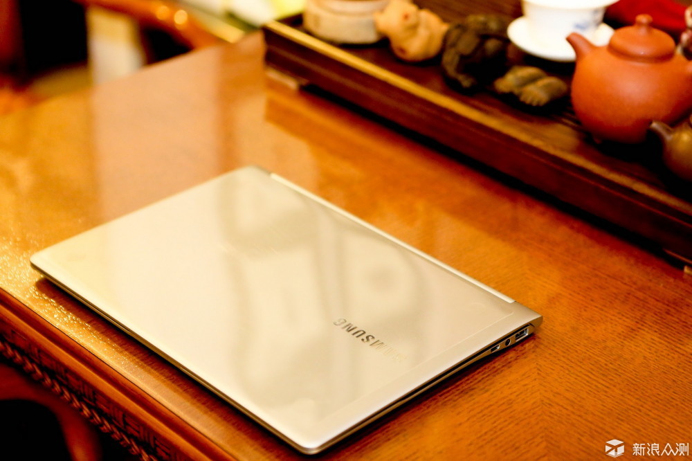 三星900x3l的a面,也就是顶盖近乎全平,只在边缘部分采用了圆润的弧形