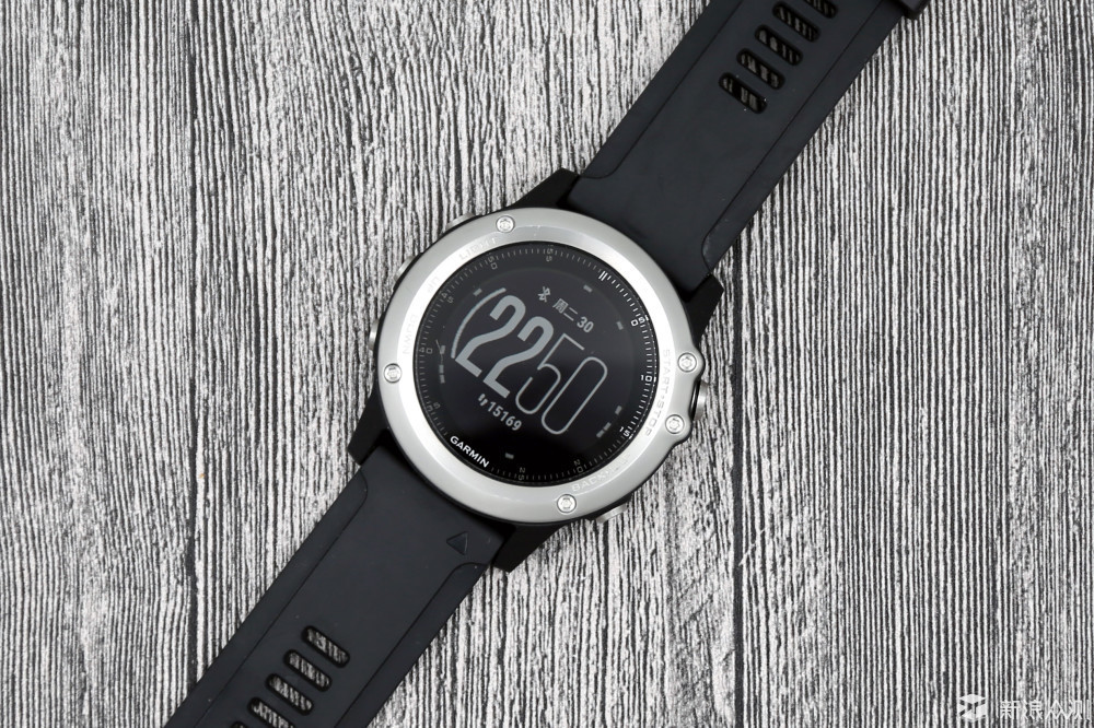 枚传感器的强大,fenix3hr可以全天候(7x24小时)监测佩戴者的心率数据