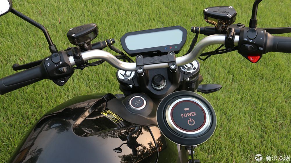 遥控钥匙解锁后,只需要轻触power按键就会启动锂电车,做为背脊上的一