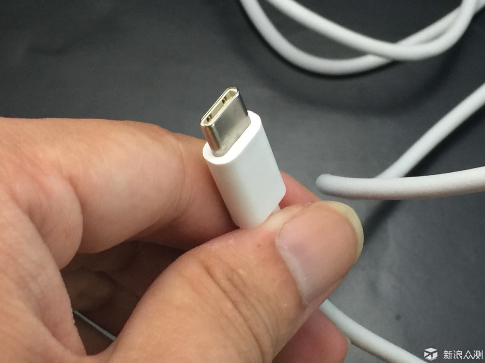 以为是htc宏达电子代工的,我说咋htc都给华为代工充电器了