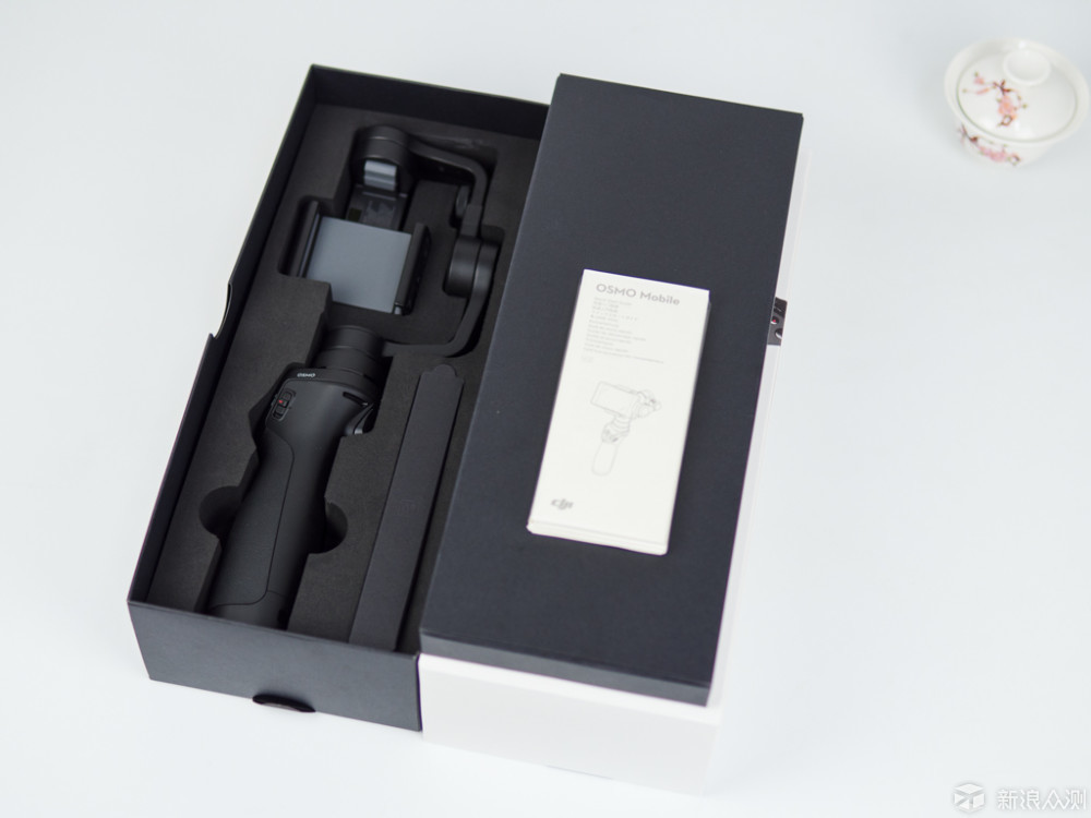 外观 大疆osmo mobile手机云台的包装风格走简洁路线,不过一面是竖