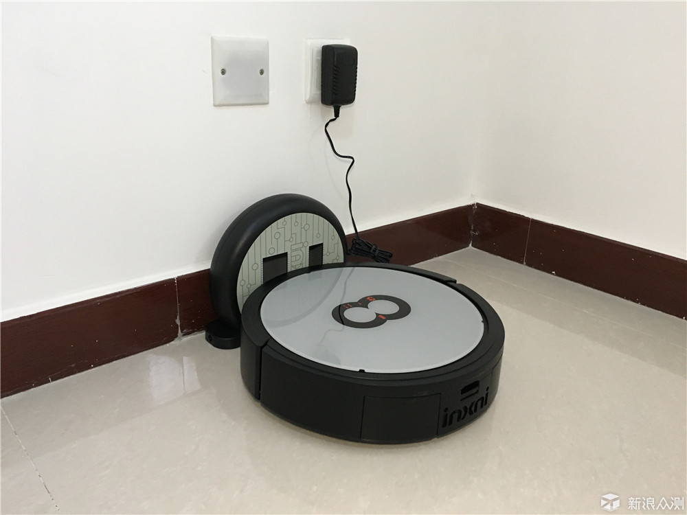 使用时,需要将扫地机放置在充电桩上,或者是距扫地机边缘50cm内,以便