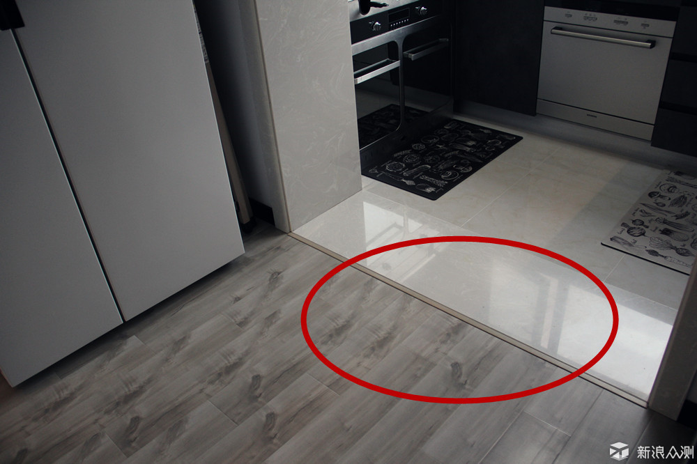 第三,合理摆放家居为机器人提供更宽的跑道. 地板通铺,不要有过桥.