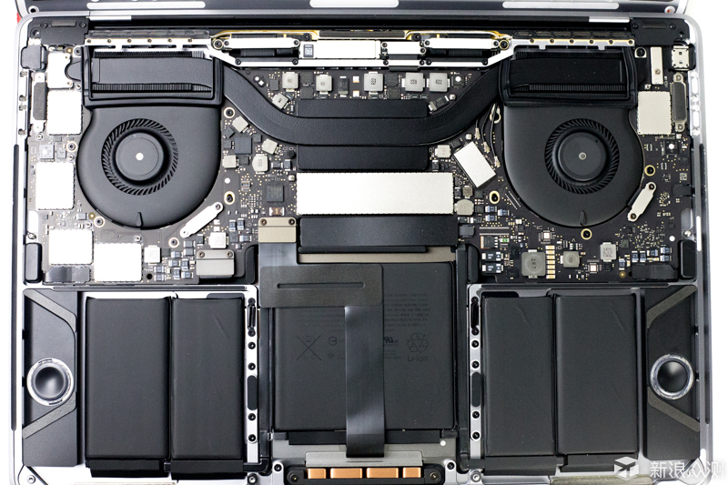 macbook pro的散热模块主要由两个非对称的风扇和导热管组成.