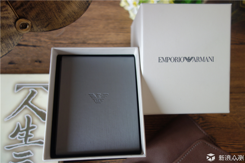 其实就是产品的包装盒了,这款阿玛尼ea connected时尚智能手表的包装
