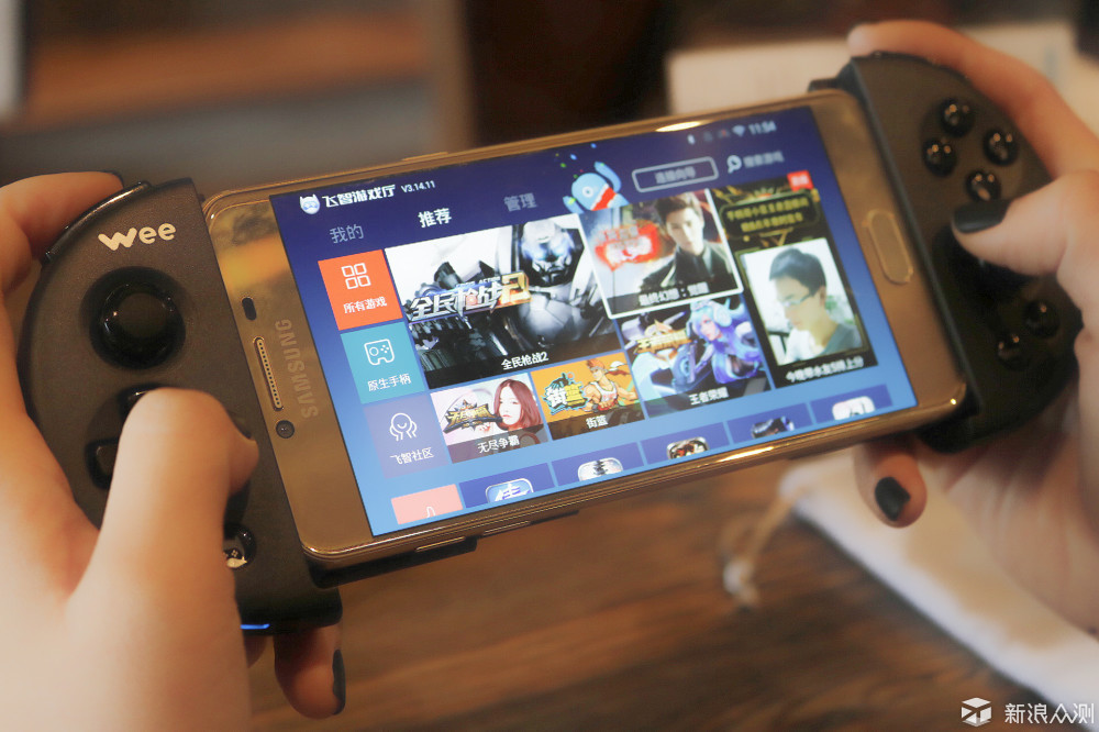 飞智wee拉伸手柄精巧尺寸时刻掌机体验