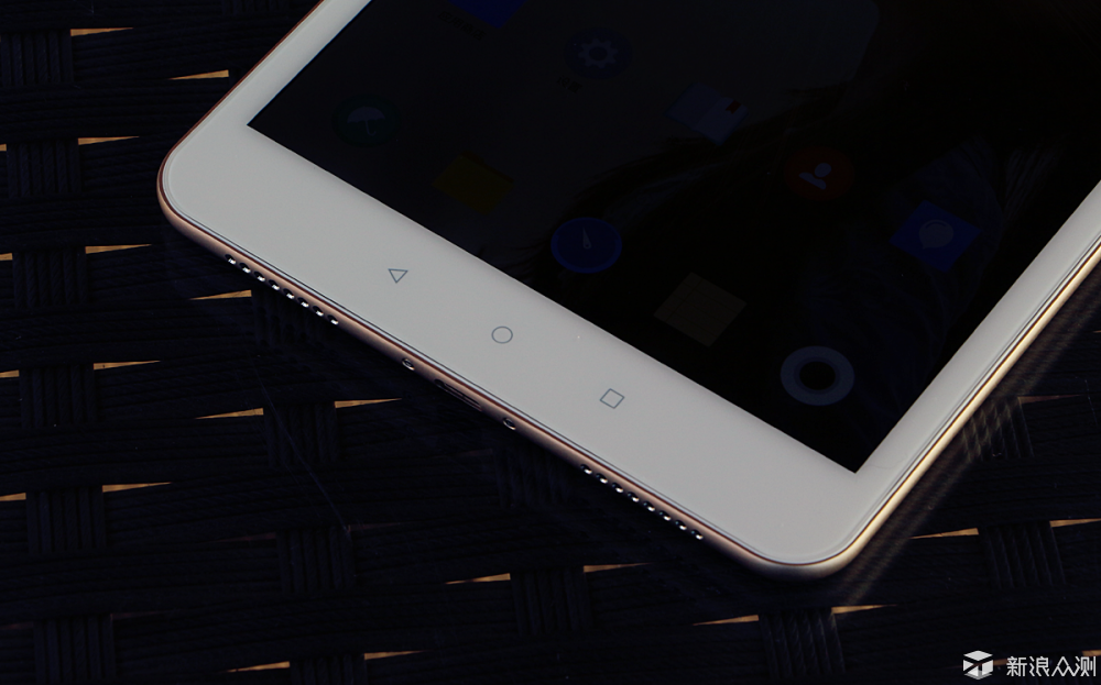 前置摄像头,环境感应器位于jdtab面板上部居中位置,底部没有采用魅族