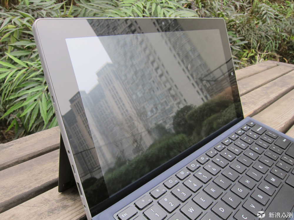 看,镜面屏与雾面屏,图片比文字更有说服力,也更有效率.