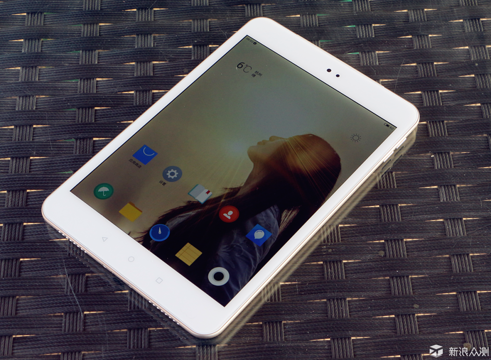 从平板背面印刻的jdtab logo可以一窥端倪,这更应该是京东联合魅 