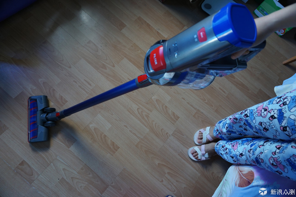 对被褥进行每分钟高达5800次的拍打,使附着在被褥上的小颗粒灰尘以及