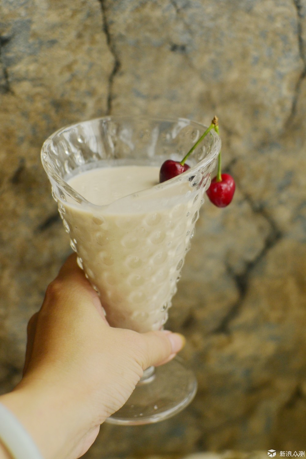 材料:牛奶一袋 香蕉一根  樱桃适量(10-15个都可以) 将樱桃去核,香蕉