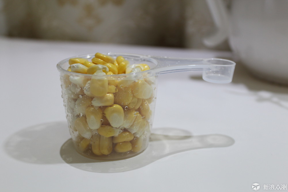 再加入牛奶和水至1200ml;选择鲜玉米汁选项,然后启动!