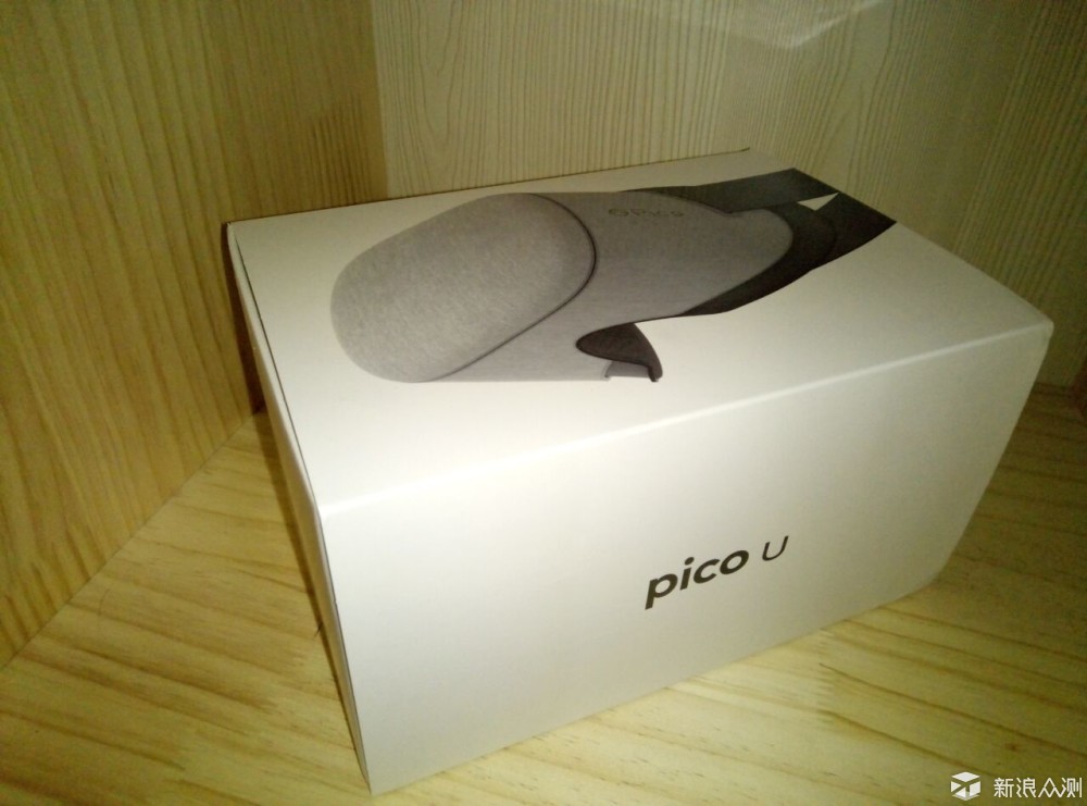 脱去包装,就是本次的主角pico u移动vr眼镜,它的包装采用延续苹果的