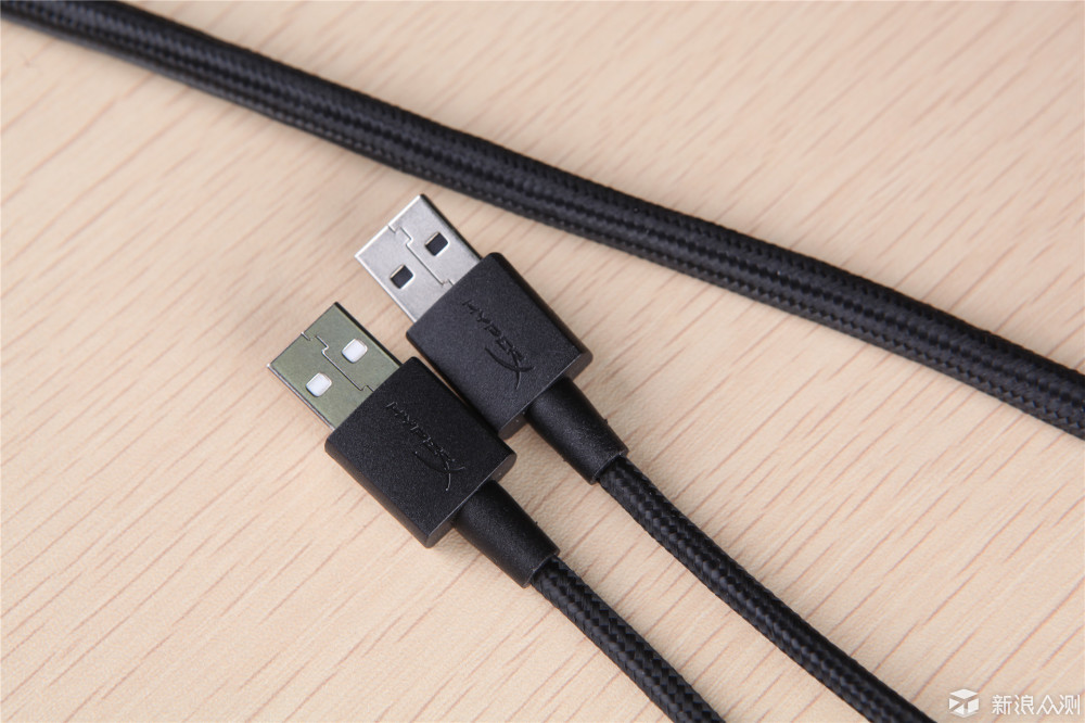 单片式的手托采用卡扣和键盘连接.