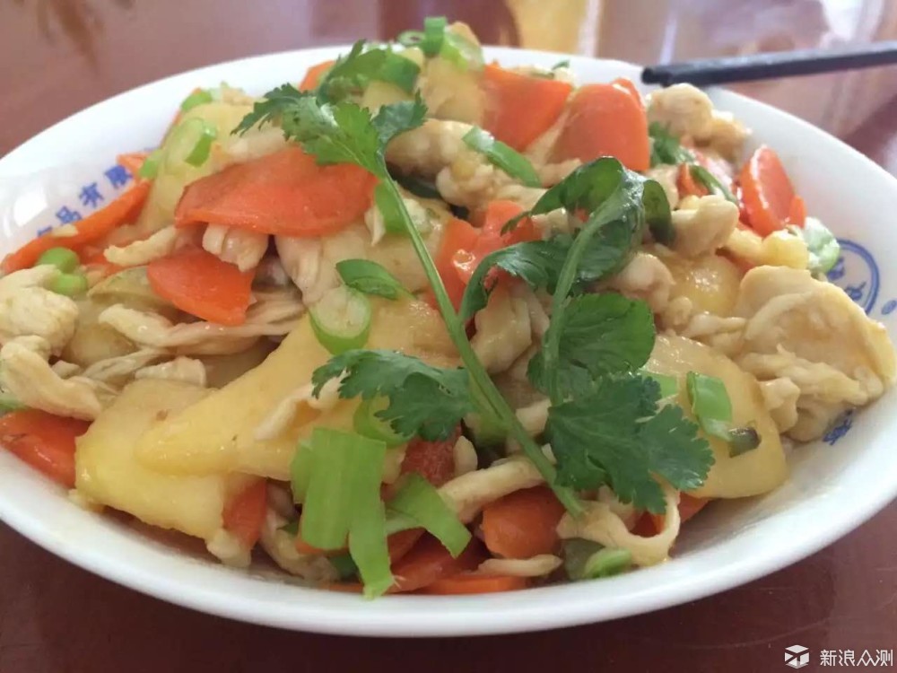 家里有苹果,去超市买了胡萝卜,鸡胸肉,也没费多大劲,就正常的炒菜的