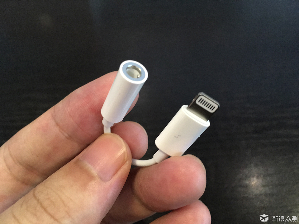 然后就是iphone手机,再下面就是usb电源适配器,usb连接线,耳机线和