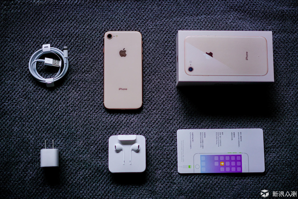 除了看背部的详情信息和正面的手机背面图(iphone 字样下面无字),包装