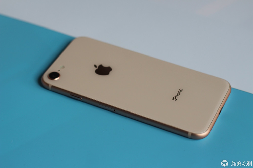 同样在外包装盒的正面也是iphone 8的背部图片,也许这也是与上几代