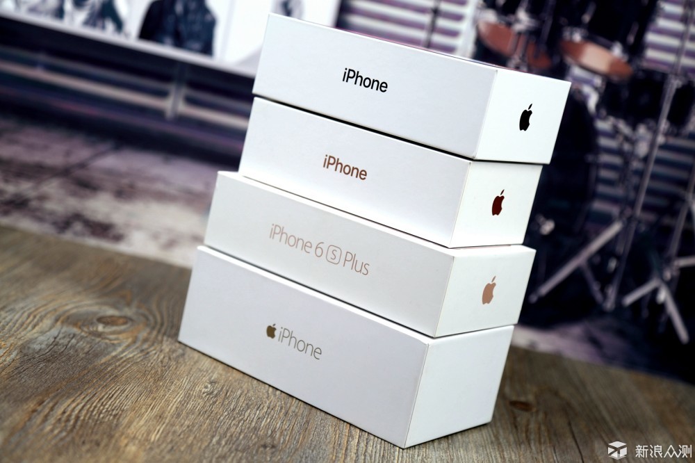 从盒子大小来判断,手机的尺