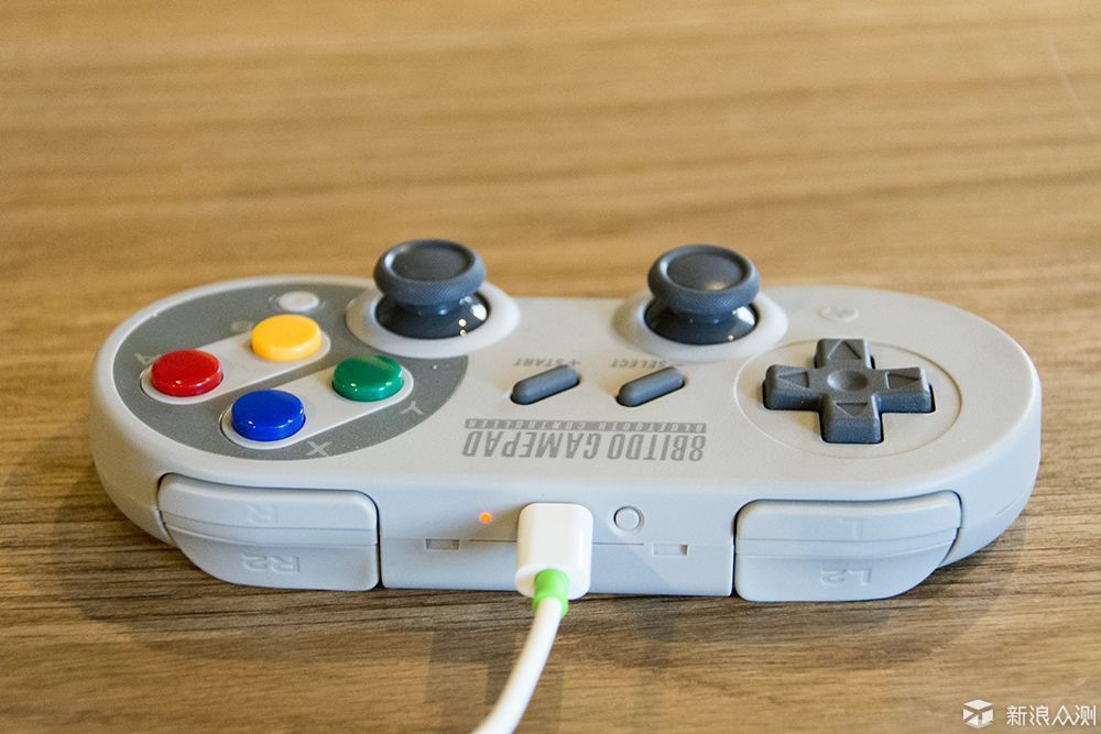 在手柄的顶部分布了l1/l2/r1/r2四个按键,一个pair键,中间有一个usb