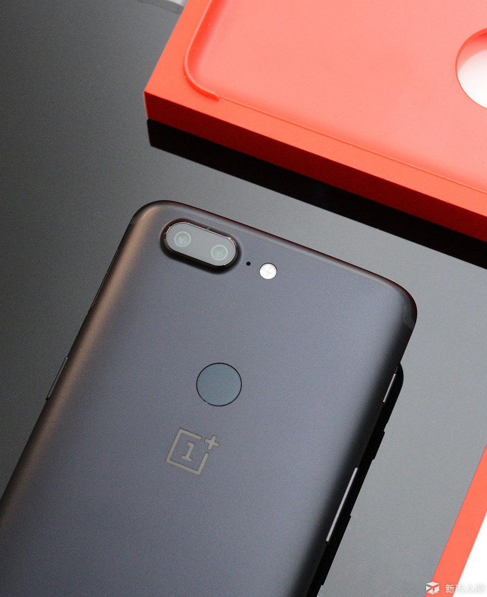 "不将就"造物情怀下坚持与妥协:一加手机5t