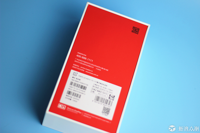 包装盒在正面和之前发布的一加5没有太大的区别,红白经典配色.