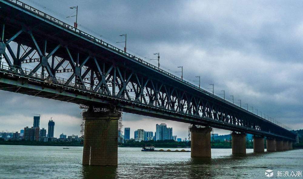 对称构图法,以一条中线为对称轴两边画面基本对称.