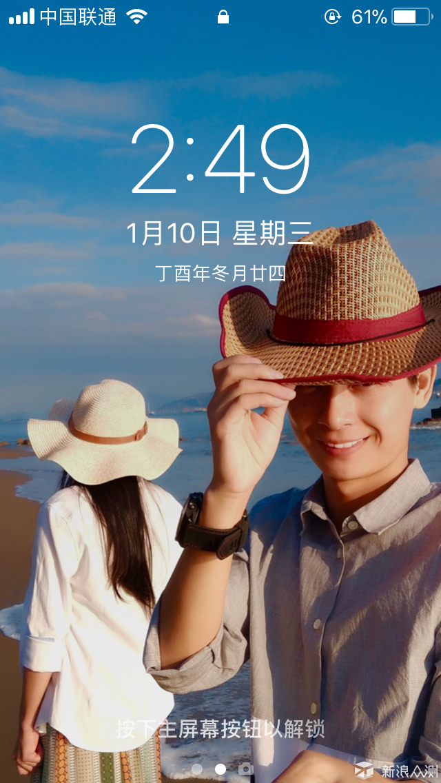 刚好可以看到两个人,一左一右,一前一后,一正一背(辈).