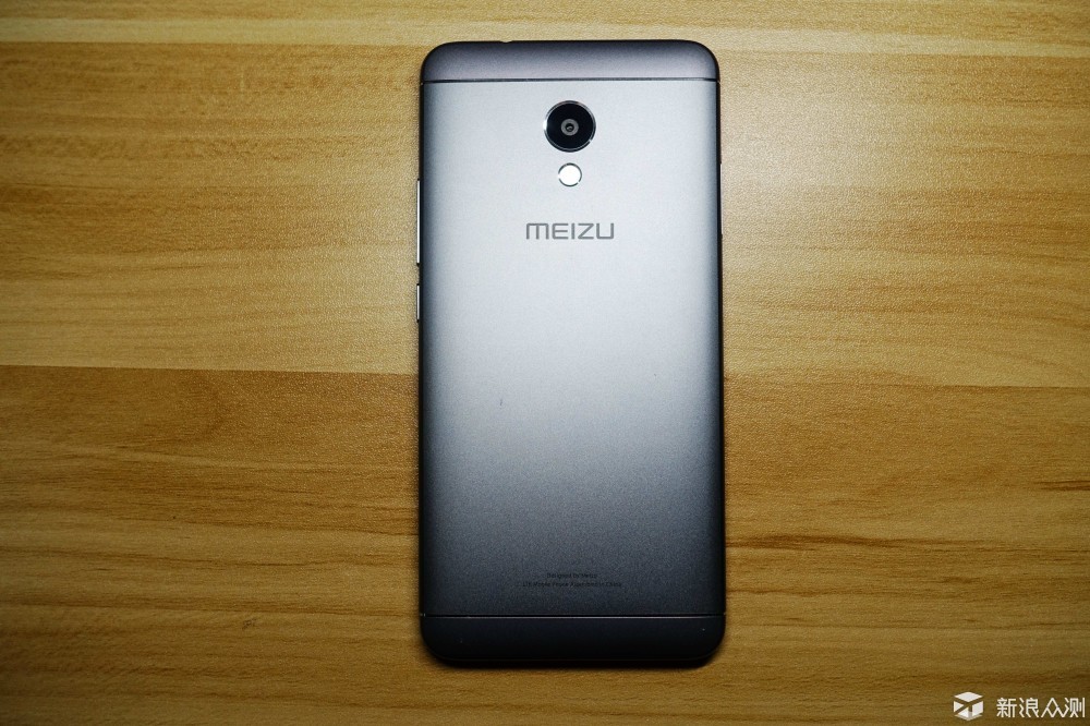 对于魅蓝5s的外观,你只要闭上眼睛想想魅族手机的正面,然后再想想背面