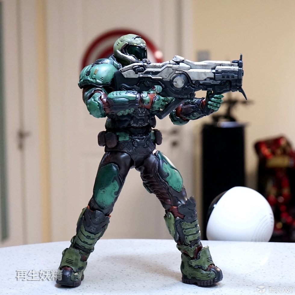 本款人偶附带的几把武器我认为都不错,都是doom中的经典武器.
