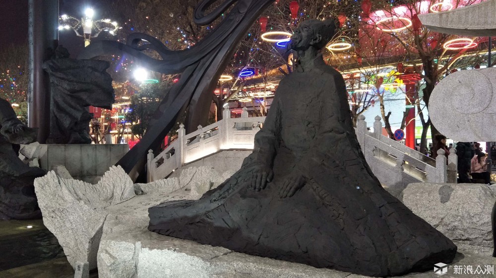 杜甫or李白?十点的大唐不夜城是灯的海洋,人的海洋.