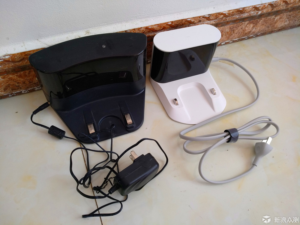 底座的防滑垫可以防止回充时推动充电桩,但是光靠防滑垫还是不够的