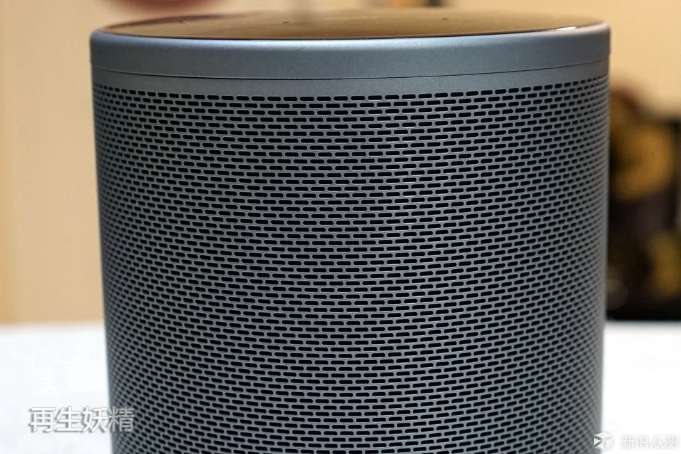 金属表面开孔均匀,细密,无毛刺,体现了很好的制作工艺.