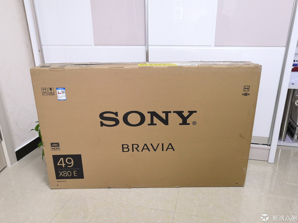 正面印刷了大号的sony logo和 索尼电视子品牌bravia标识("best