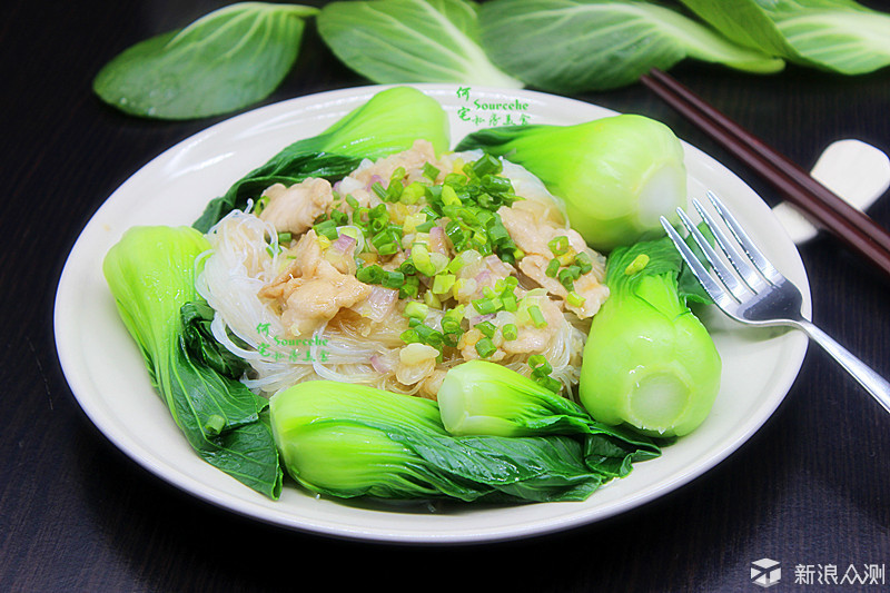 上海青洗净,清水煮沸,放一点盐,汆烫上海青;汆烫好的上海青,捞出,过