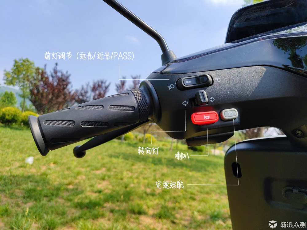 远光/近光灯,转向灯,喇叭还有小牛电动车独特的定速巡航键,这个功能