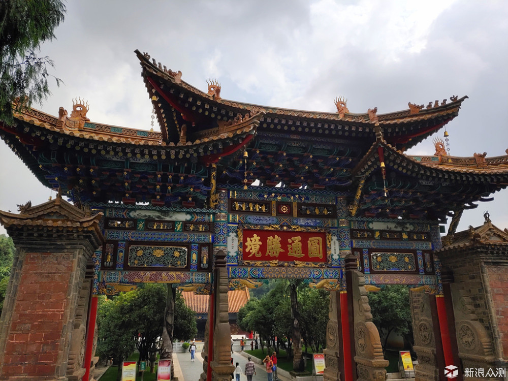 圆通寺坐落在圆通山南,前临圆通街,后衔圆通山,与昆明动物园毗连,布局