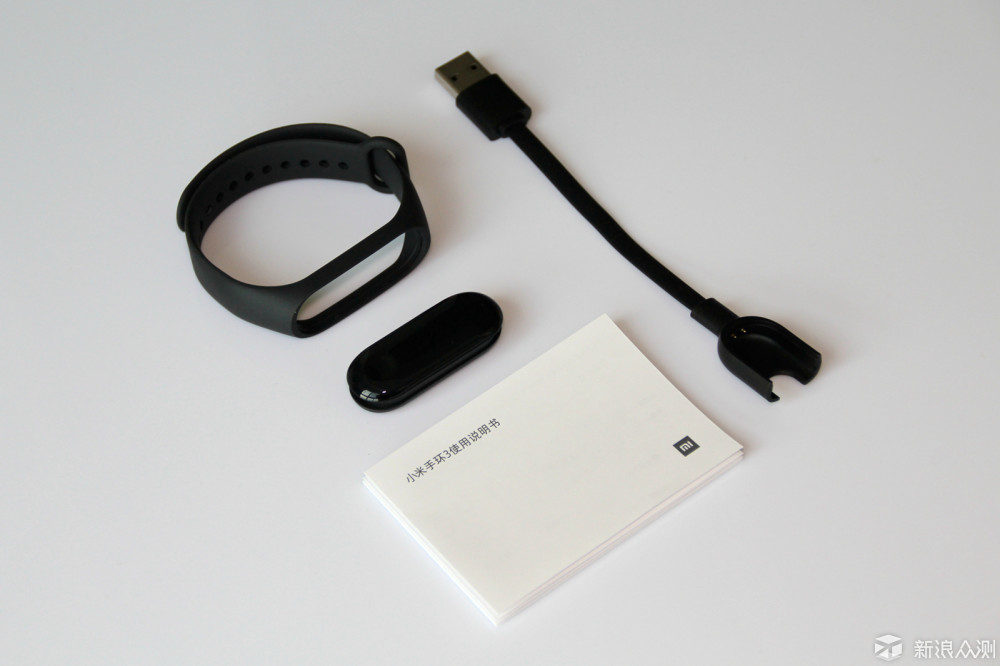 背面的详细参数和数据,可以看到小米手环3和之前的1代,2代一样,同样是