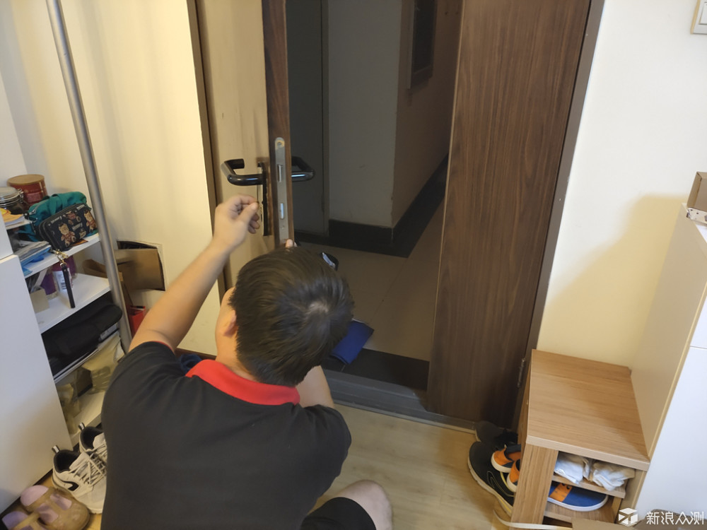 本来想着回家拍拍照第二天再约上门安锁,客服先是要求拍张纽威尔门锁